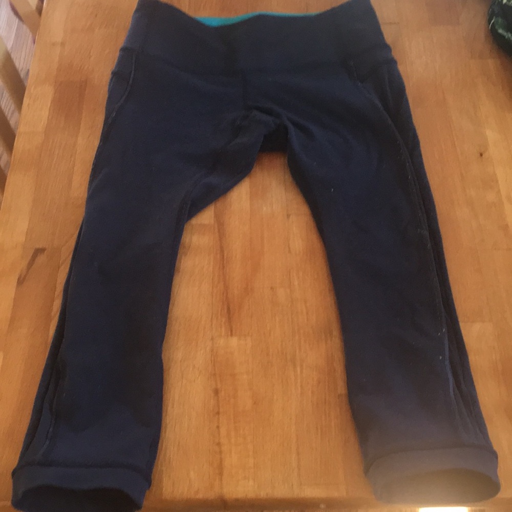 Navy blue cropped lululemon yoga pants